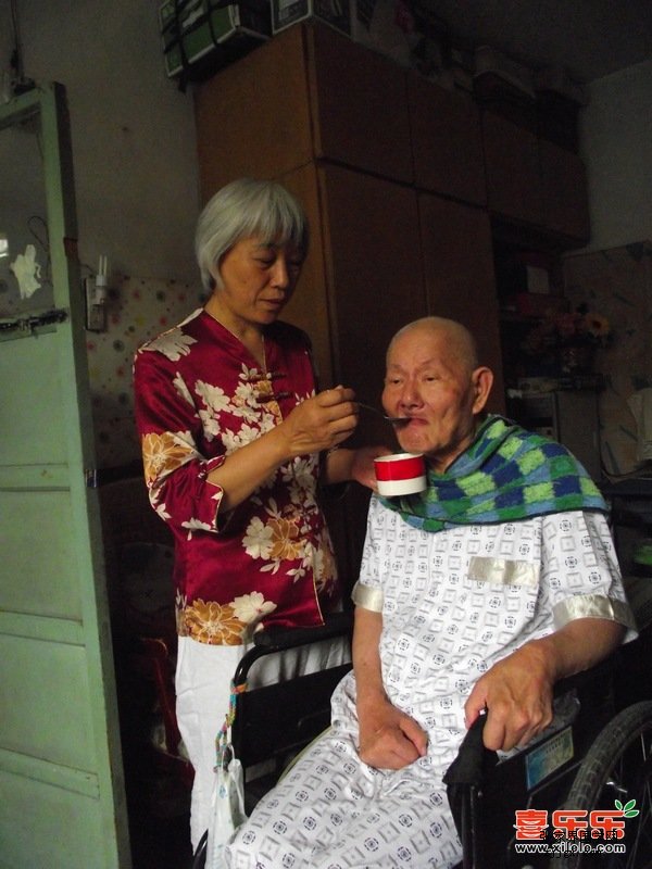 照顾老人生活起居